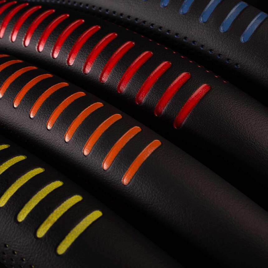 Кожаная оплётка на руль Car Performance с контрастным рисунком CP-2033 BK/RD (M)