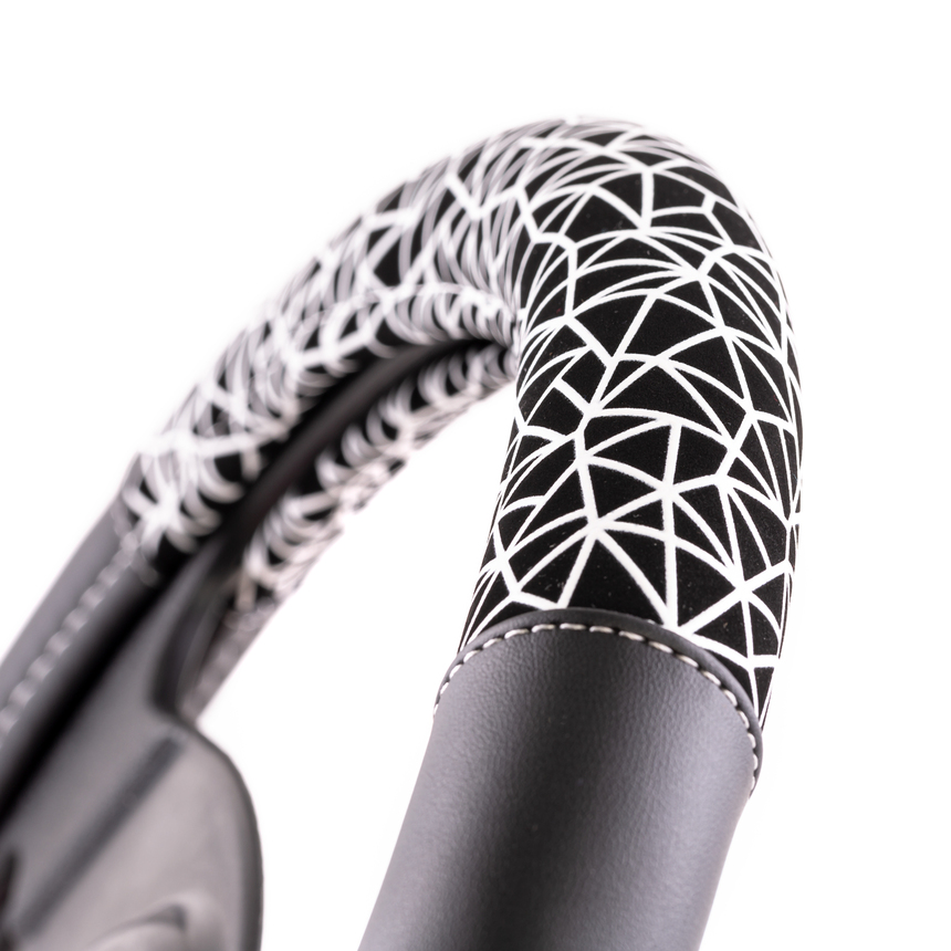 Оплётка руля AUTOPROFI из экокожи AP-1945 BK/WH (M)