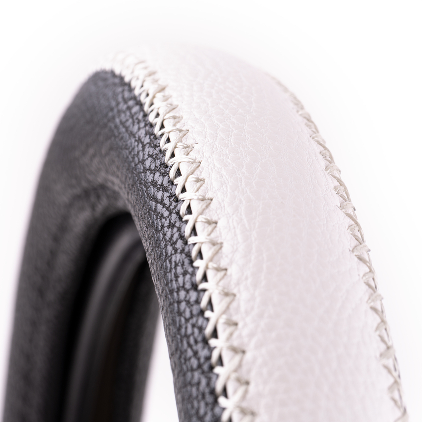 Оплётка руля AUTOPROFI из экокожи AP-1931 BK/WH (M)